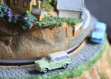 Bradford Exchange Trabant Wartburg Diorama 2010 with glasdome (10437)
